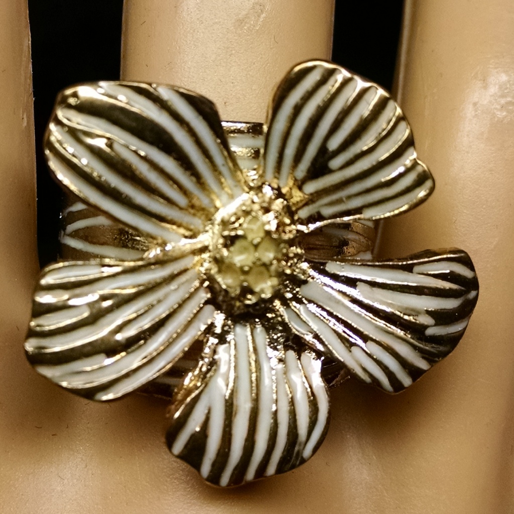 Elegant Antique Style Flower Sexy Ring